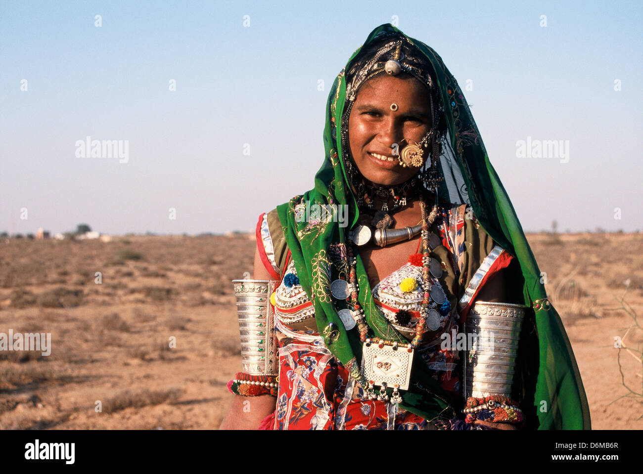 Eine traditionell gekleidete Frau lächelt. Sie ist hindu, sie ist ein Nomade und gehört zu einer sehr niedrigen Kaste (Indien) Stockfoto