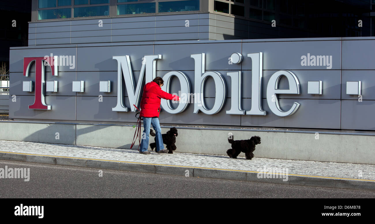 Firmensitz Prag T Mobile, Logo, Prag Tschechische Republik führt zwei Hunde Stockfoto