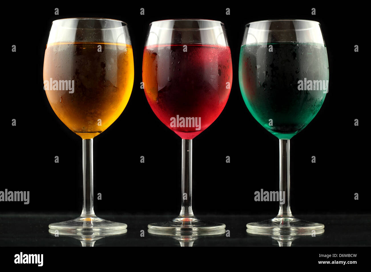 Nahaufnahme von einige Gläser mit Cocktails in verschiedenen Farben in Nachtclub Stockfoto