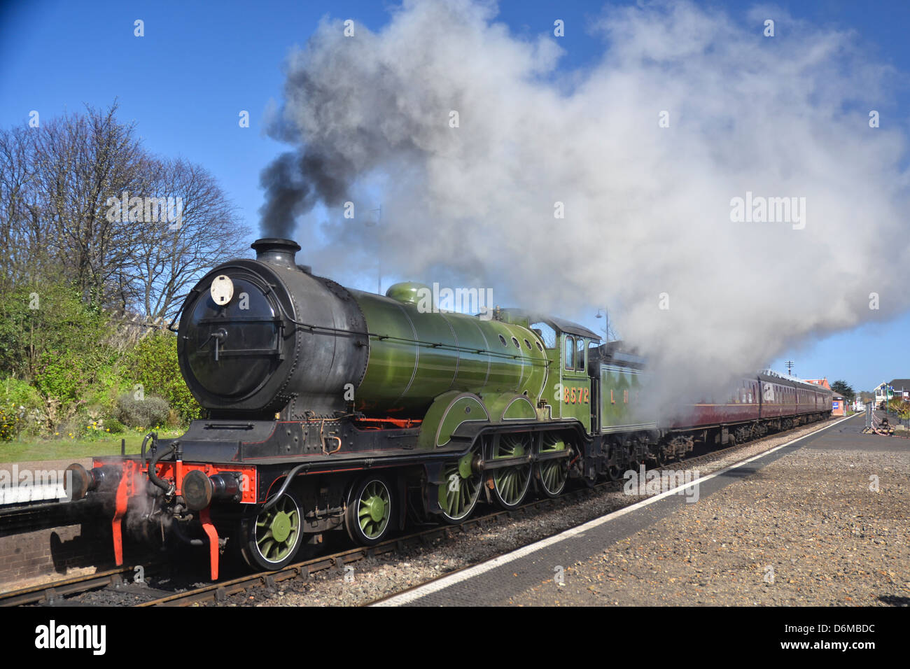 B12 Express Dampfmaschine und dem Zug am Bahnhof von Sheringham in der Mohn Zeile in North Norfolk Stockfoto