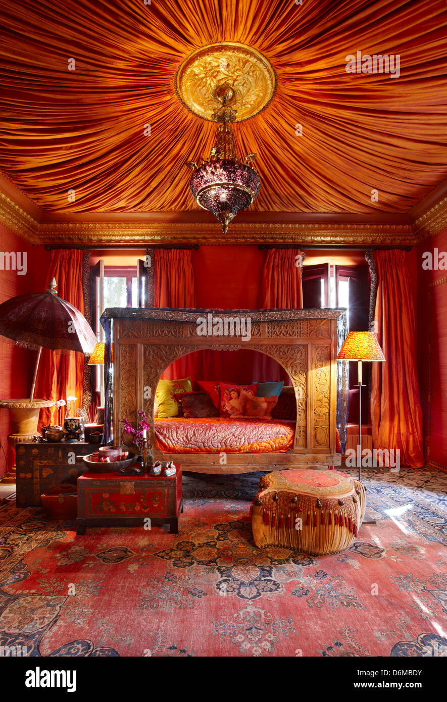 Red Zimmer Indisch Asiatisch exotisch geschnitztes Schlafzimmer Beverly Feldman Schuh Designer Haus Alicante Spanien Stockfoto