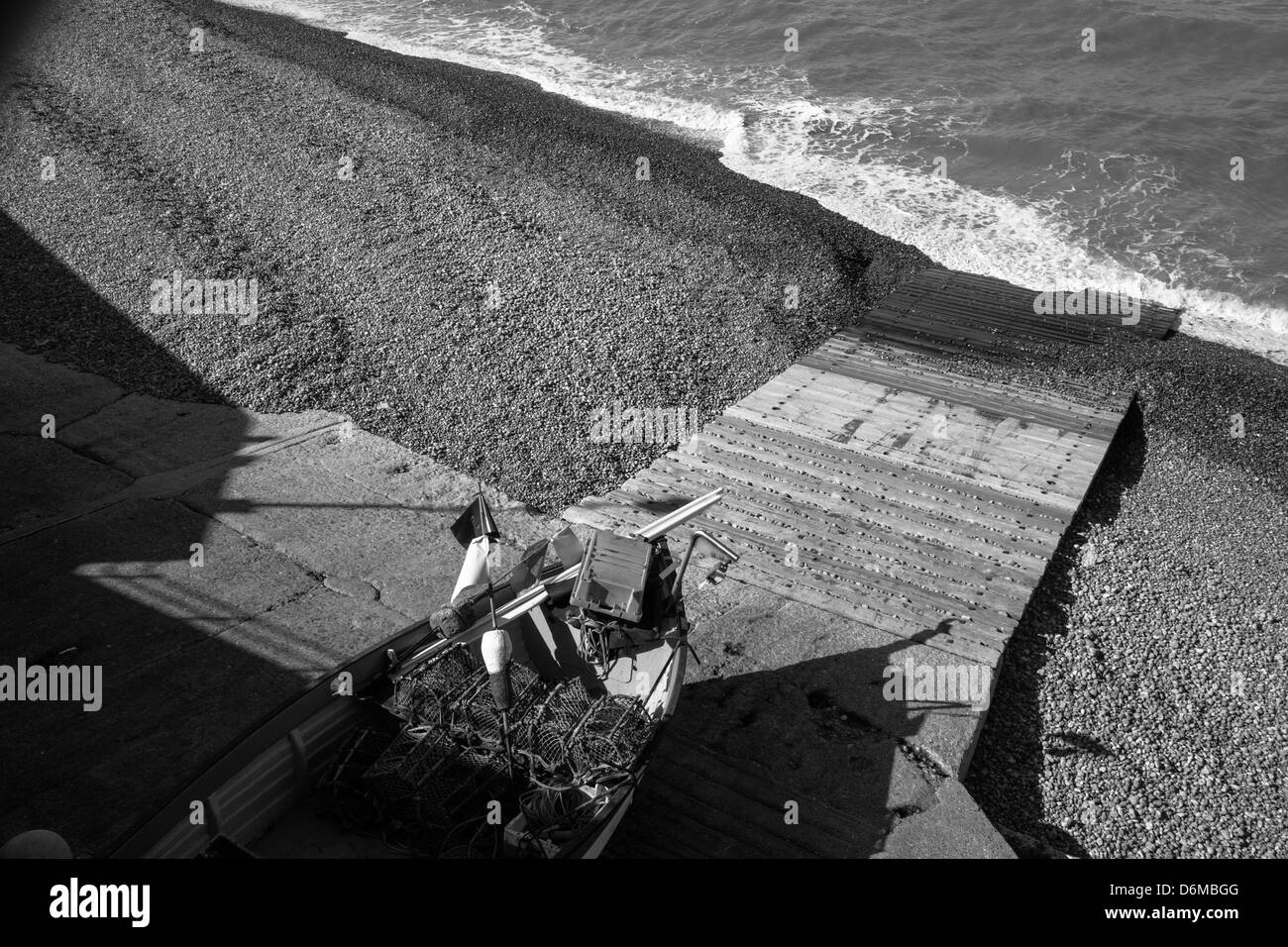 Schwarz / weiß Bild der Slipanlage, Strand und Meer in Sheringham in North Norfolk Stockfoto
