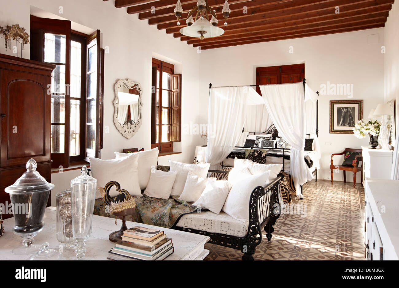 Himmelbett Schlafzimmer weiß Beverly Feldman Schuh Designer Haus Alicante Spanien Stockfoto