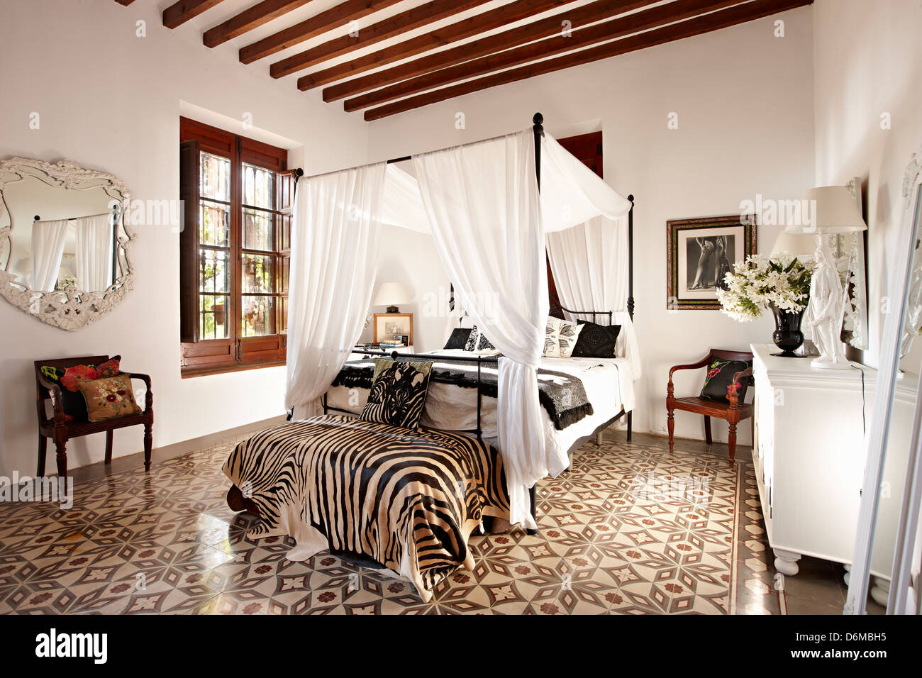 Himmelbett Schlafzimmer weiß Beverly Feldman Schuh Designer Haus Alicante Spanien Stockfoto