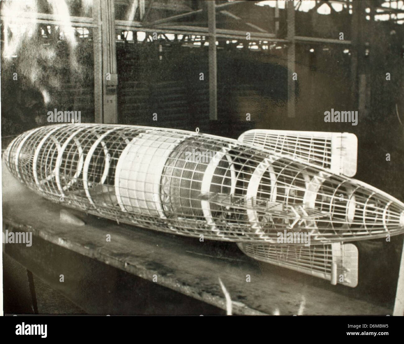 Zeppeline sind große, starre Luftschiffe, die Anfang des 20. Jahrhunderts eingeführt wurden. Sie wurden sowohl für militärische als auch für zivile Zwecke eingesetzt und spielten eine wichtige Rolle in der Luftfahrtgeschichte, insbesondere während des Ersten Weltkriegs Stockfoto