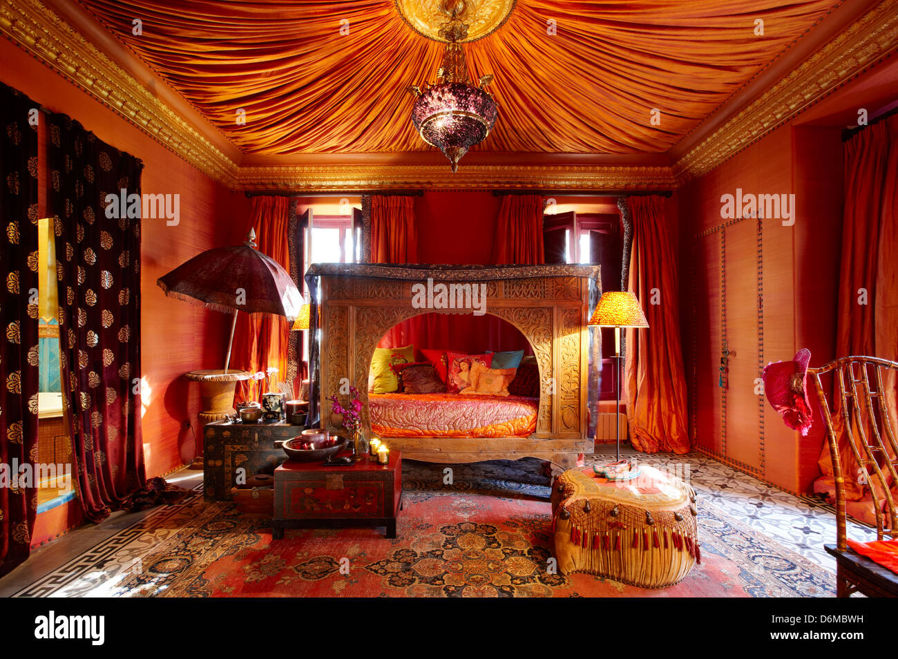 Red Zimmer Indisch Asiatisch exotisch geschnitztes Schlafzimmer Beverly Feldman Schuh Designer Haus Alicante Spanien Stockfoto