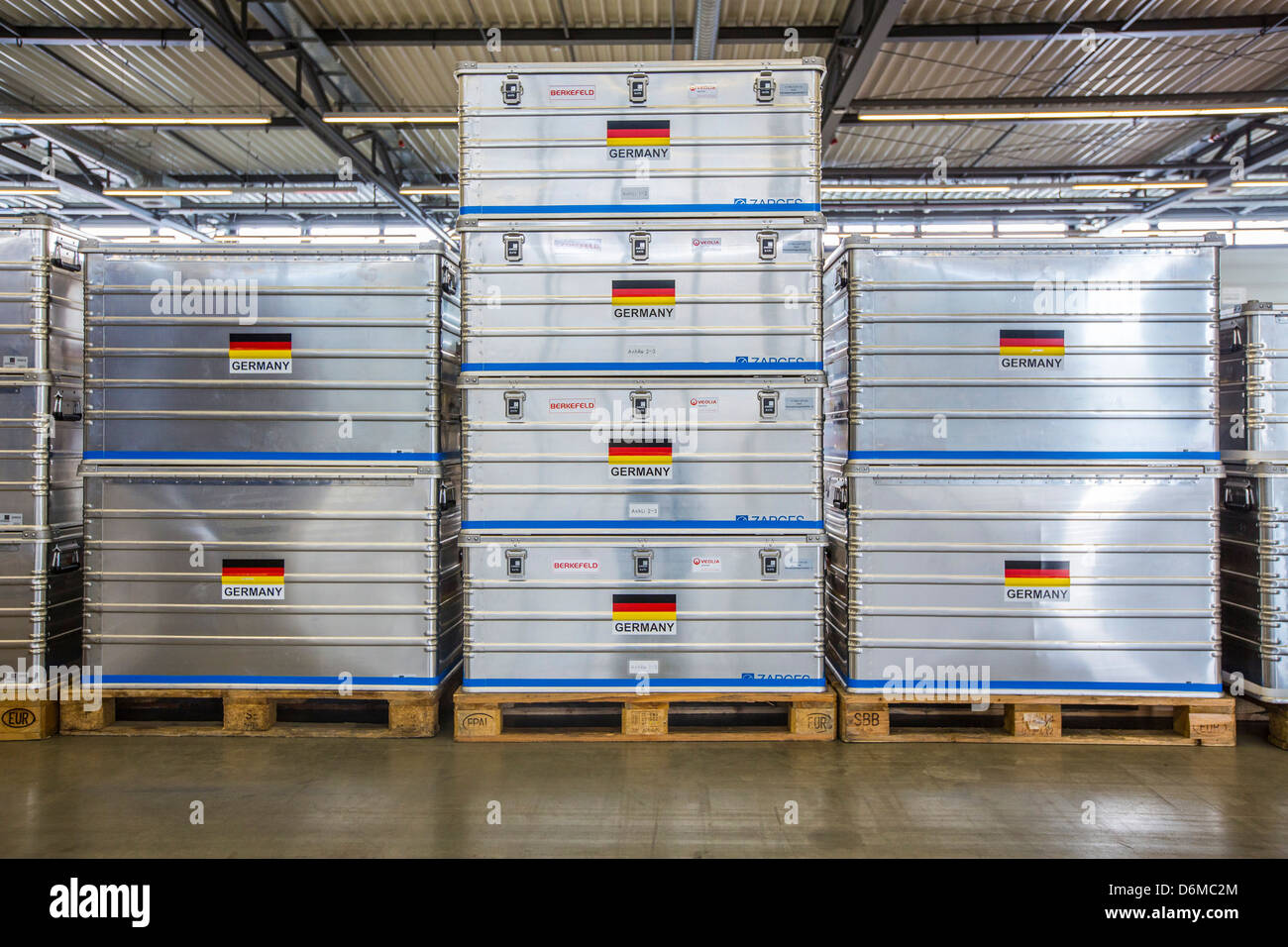 Aluminium-Transportboxen für Notfallausrüstung. Deutsche Flagge. Deutsche Disaster Relief Team-Einheit, THW. Stockfoto