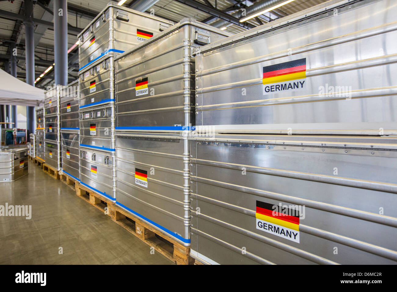Aluminium-Transportboxen für Notfallausrüstung. Deutsche Flagge. Deutsche Disaster Relief Team-Einheit, THW. Stockfoto