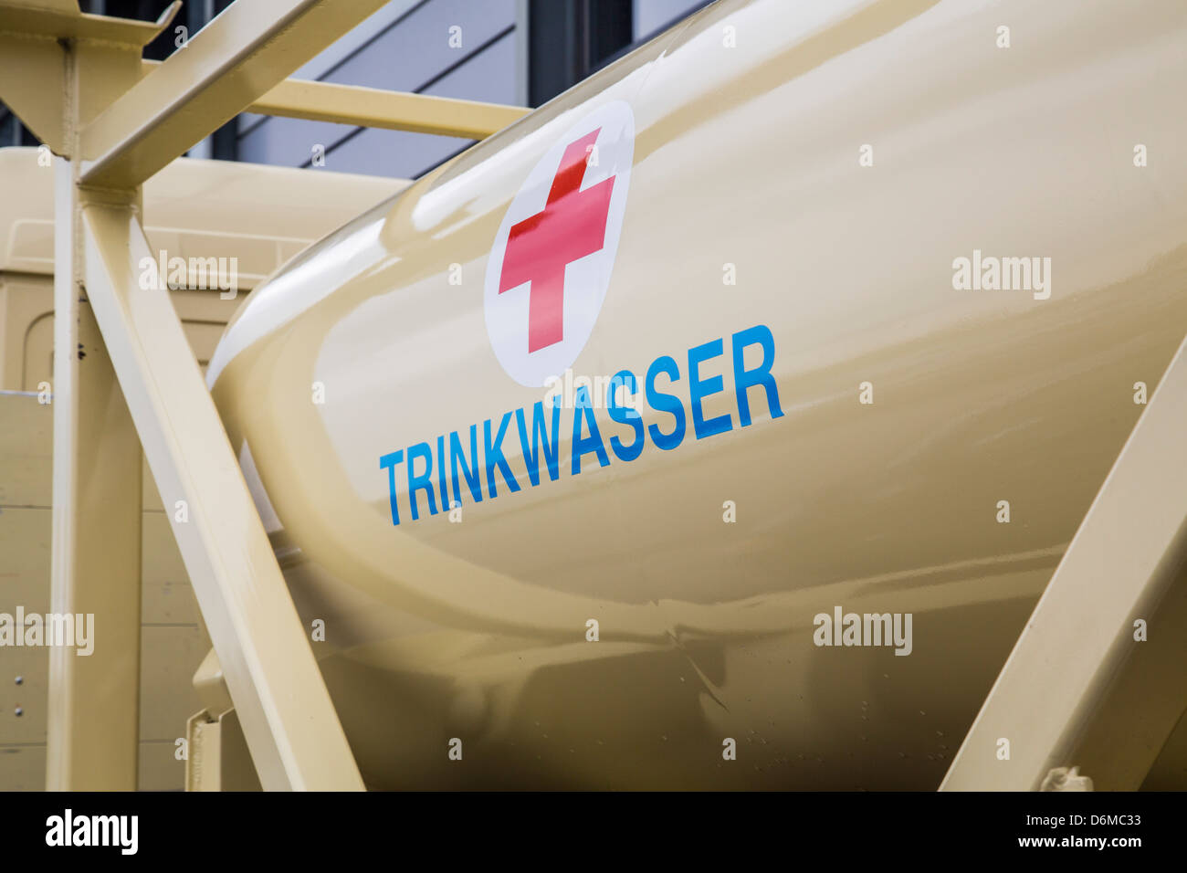 Tank für Süßwasser, Trinkwasser, Notfall, Relief-Einheit des Roten Kreuzes. Basierend auf einem LKW. Stockfoto