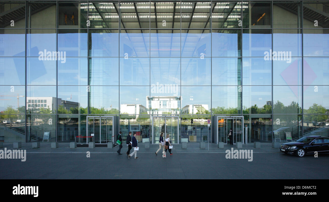 Berlin, Deutschland, Spiegelung der Bundeskanzlei in der Fassade des Paul-Loebe-Haus Stockfoto