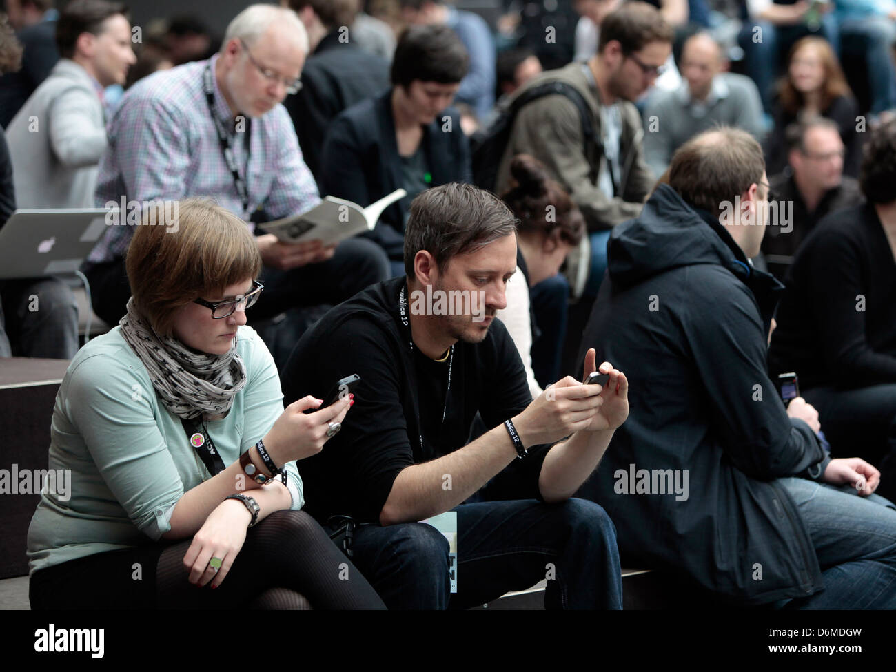 Berlin, Deutschland, Besucher auf der Re: Publica 2012 im Berliner Bahnhof Stockfoto