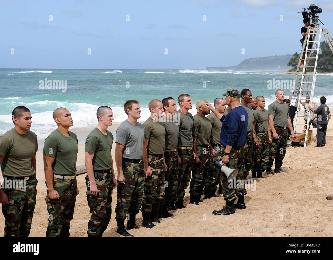 Schauspieler Alex O'Loughlin, Alan Ritchson und Terry O'Quinn mit Seglern aus gemeinsamen Basis Pearl Harbor-Hickam simulieren Navy SEALS Training während der Dreharbeiten der TV-Serie-CBS Hawaii Five-0 1. März 2013 in Haleiwa, Hawaii. Stockfoto