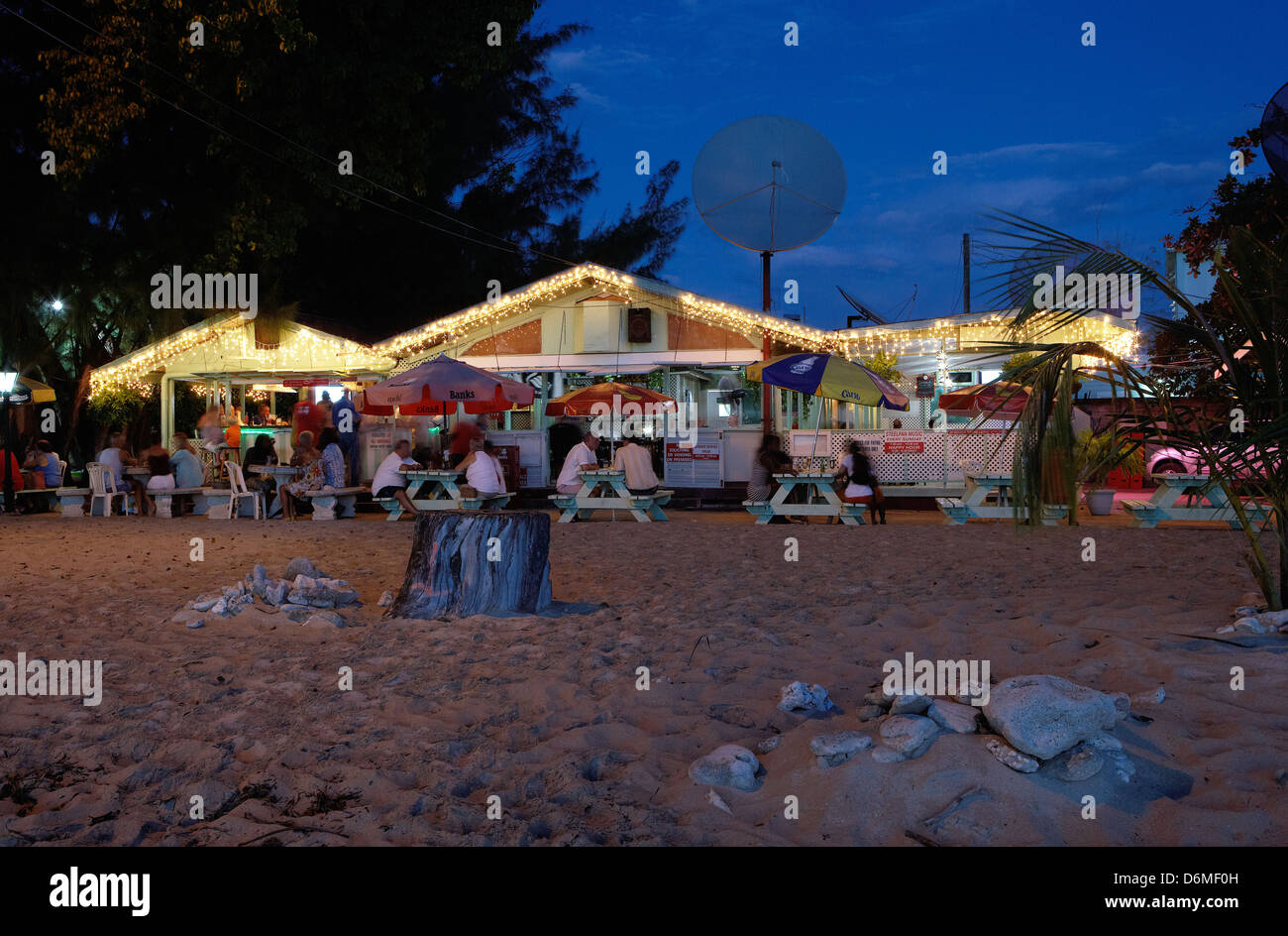 Holetown, Barbados, die Gäste sitzen am Abend vor dem beleuchteten Surfside Restaurant Stockfoto