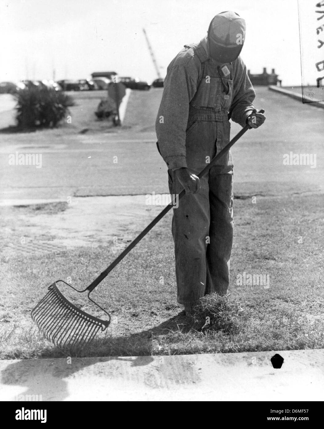 Dieses Bild aus der Robert Pavey Collection zeigt eine Szene von Hofarbeiten, möglicherweise in Verbindung mit Marinepersonal oder Veteranen. Das Foto zeigt einen Moment des täglichen Lebens mit Schwerpunkt auf Außenarbeit und persönlichen Aufgaben während oder nach der Wartung. Stockfoto