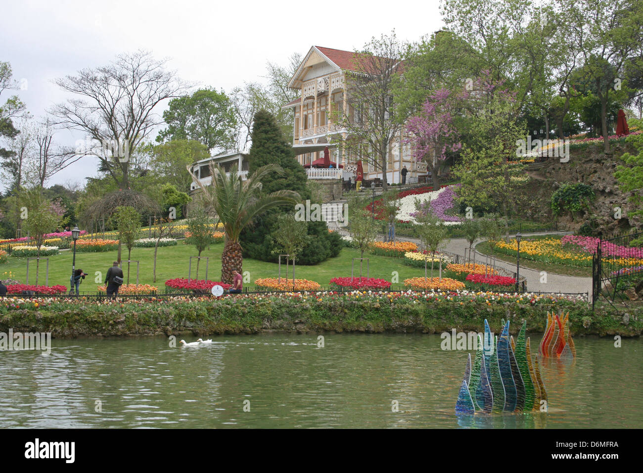 Tulpe-fest in Emirgan Holz, die gelbe Villa in Istanbul Stockfoto