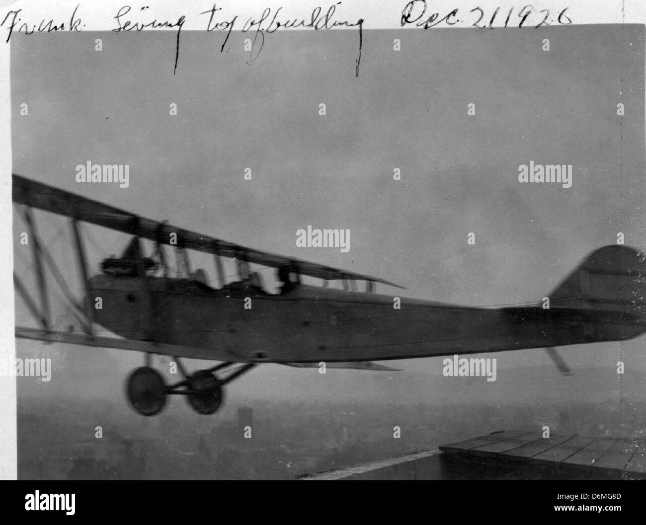 Frank Clark ist auf diesem Bild vom 21. Dezember 2020 von einer Gebäudespitze abheben zu sehen. Das Foto zeigt den Einsatz innovativer Flugzeuge in städtischen Umgebungen und zeigt Fortschritte in der vertikalen Luftfahrt und der Technologie kleiner Flugzeuge. Stockfoto