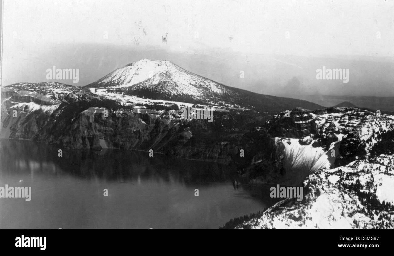 Dieses Foto aus dem Jahr 1922 fängt die malerische Schönheit des Lake Shasta ein, aufgenommen von Jim Hester. Das Bild hebt die natürliche Landschaft hervor und bietet einen Einblick in die Umgebung des frühen 20. Jahrhunderts. Stockfoto