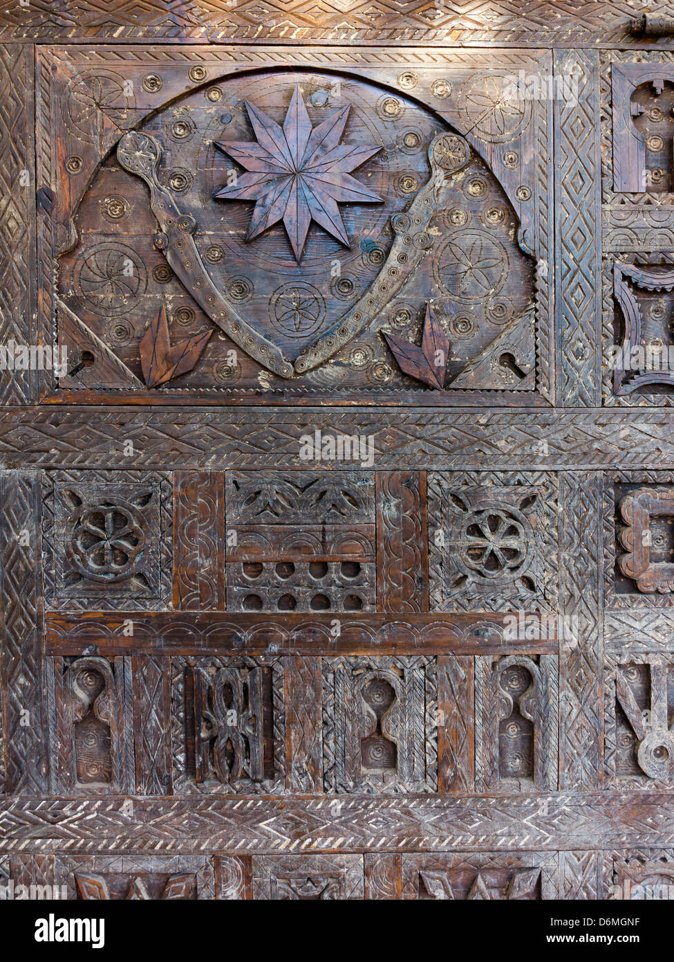 Detail der marokkanischen geschnitzten hölzernen Türverkleidung Stockfoto