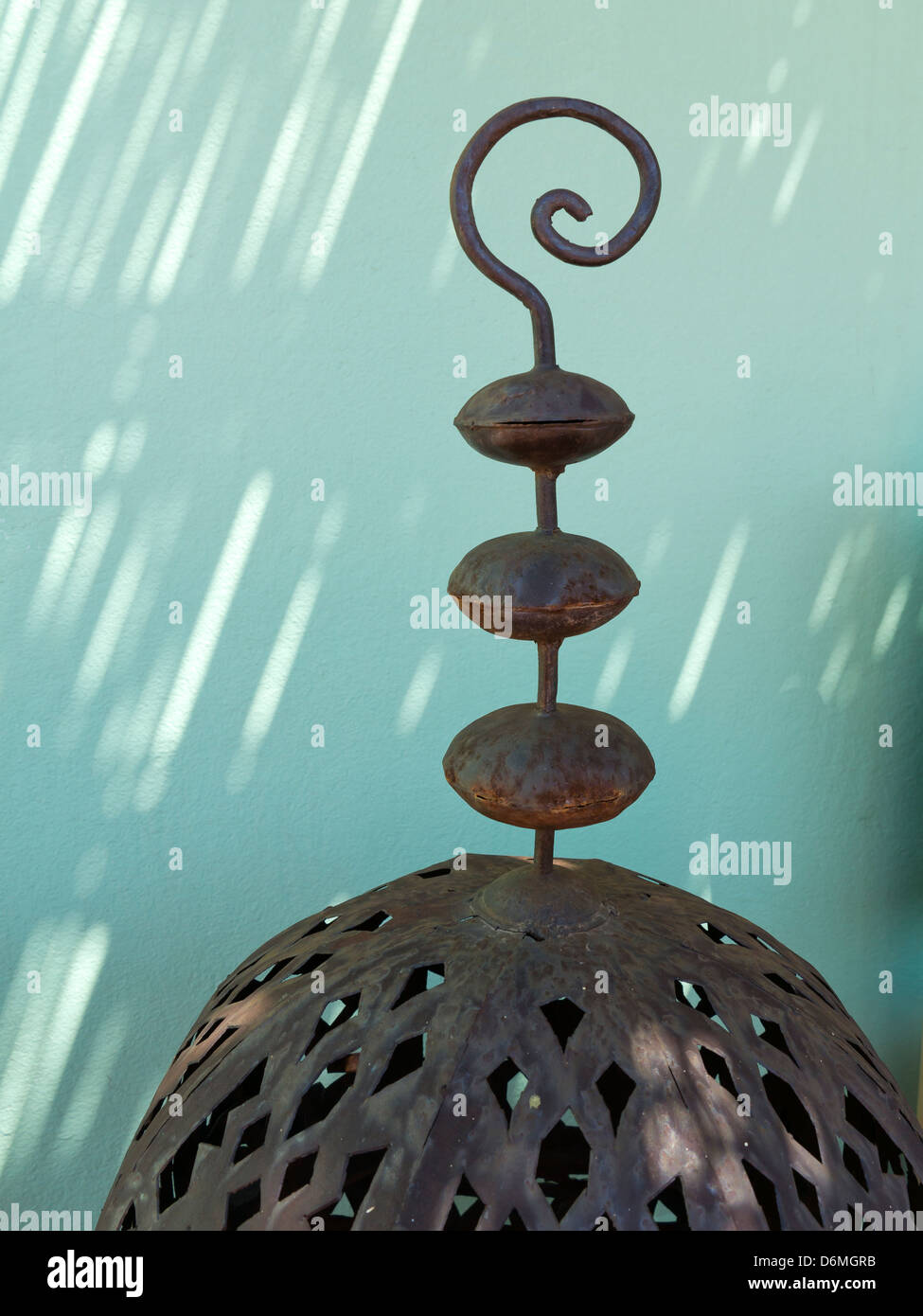 Dekorative marokkanische Schmiedekunst Hintergrund blass grün blau meliert von Schatten Stockfoto