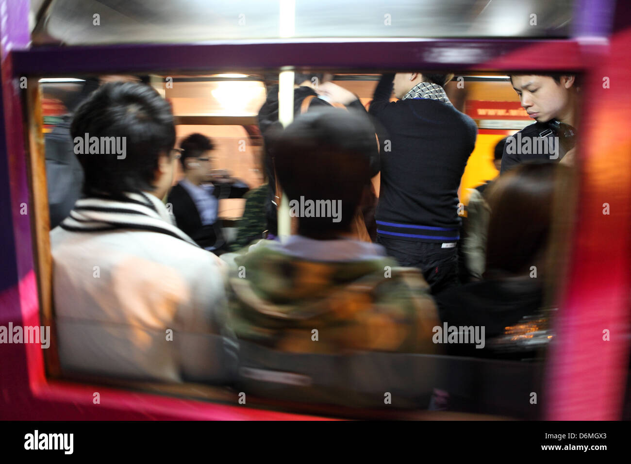 Hong Kong, China, Passagiere in einer vorbeifahrenden u-Bahn Stockfoto