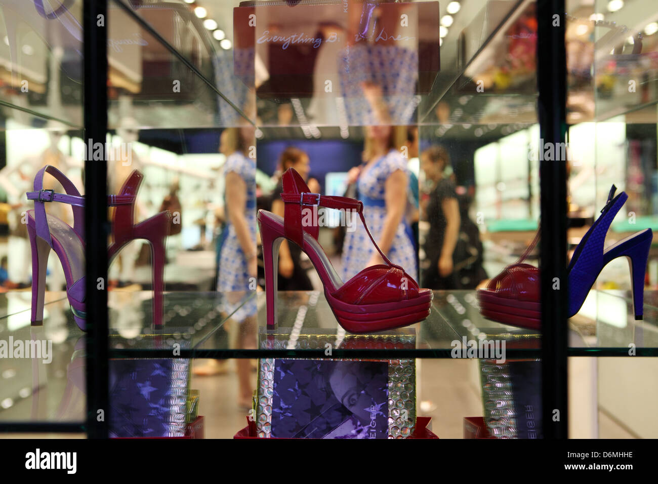 Dubai, Vereinigte Arabische Emirate, Damenschuhe in einem Schaufenster Stockfoto