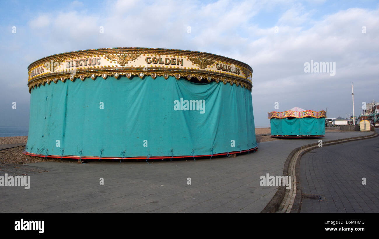 Festplatz Karussells grün unter dem Deckmantel, planen, Brighton seafront Stockfoto