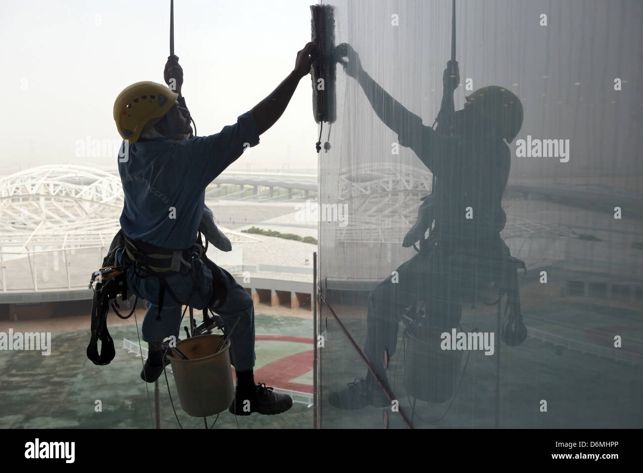 Dubai, Vereinigte Arabische Emirate, arbeiten Fensterputzer an an einer Glasfassade Stockfoto