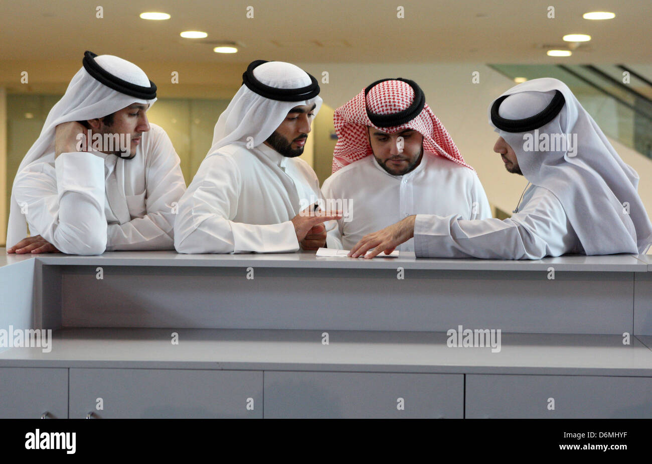 Dubai, Vereinigte Arabische Emirate, Männer in Tracht Stockfoto
