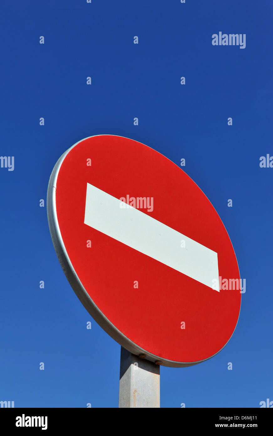 Ein Foto von ein rot-weißes kein Eintrag Verkehrszeichen mit einem klaren blauen Himmel hinter. Stockfoto