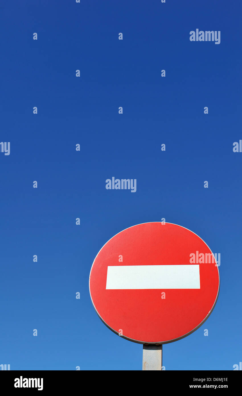 Ein Foto von ein rot-weißes kein Eintrag Verkehrszeichen mit einem klaren blauen Himmel hinter. Stockfoto