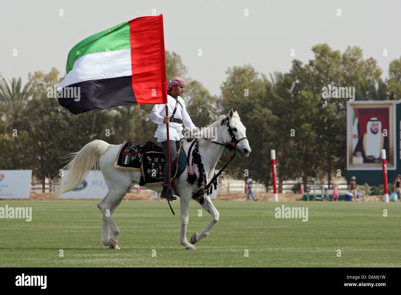 Dubai, Fahrer mit Nationalflagge auf einem reinrassigen arabischen Pferd Stockfoto