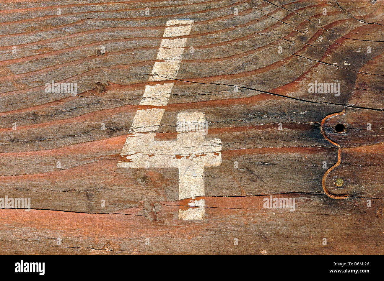 Nummer vier verblasste Schablone auf alte Holzplatte Grunge Hintergrund. Stockfoto