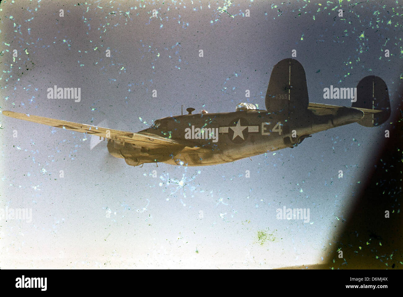 Dieses Bild zeigt eine Reihe von Flugzeugen, darunter die PV-2, 1355, E4 und VPML-2 sowie die C46 1. Jedes Flugzeug repräsentiert eine einzigartige Ära und ein einzigartiges Design innerhalb der Luftfahrtgeschichte. Die PV-2 ist bekannt für ihren Einsatz in der US Navy während des Zweiten Weltkriegs, während die anderen Flugzeuge der Sammlung historische Tiefe verleihen. Stockfoto