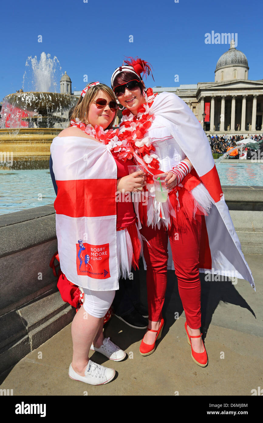 London, UK. 20. April 2013. Zwei Frauen gekleidet in England Fahnen und patriotischen Kostüme für St.-Georgs Tag feiern am Trafalgar Square in London. Bildnachweis: Paul Brown / Alamy Live News Stockfoto