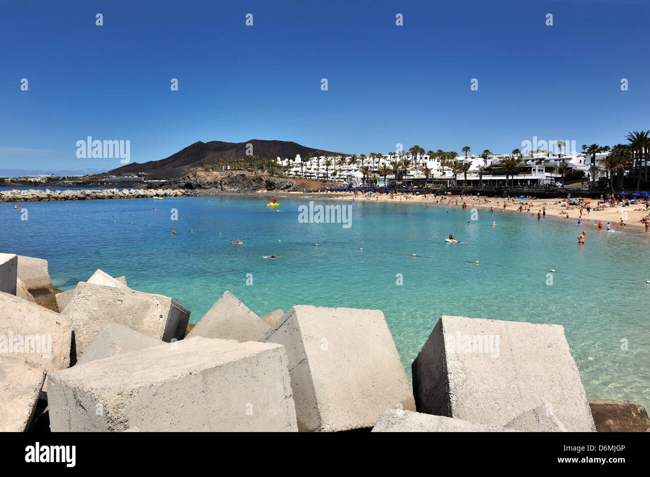 Ein Blick auf den Strand Playa Flamingo, Playa Blanca, Lanzarote. Stockfoto