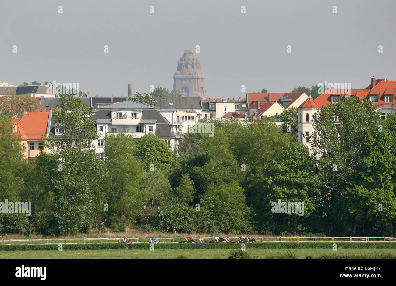 Leipzig, Deutschland, mit Blick auf das Voelkerschlachtdenkmal der Rennbahn aus Stockfoto