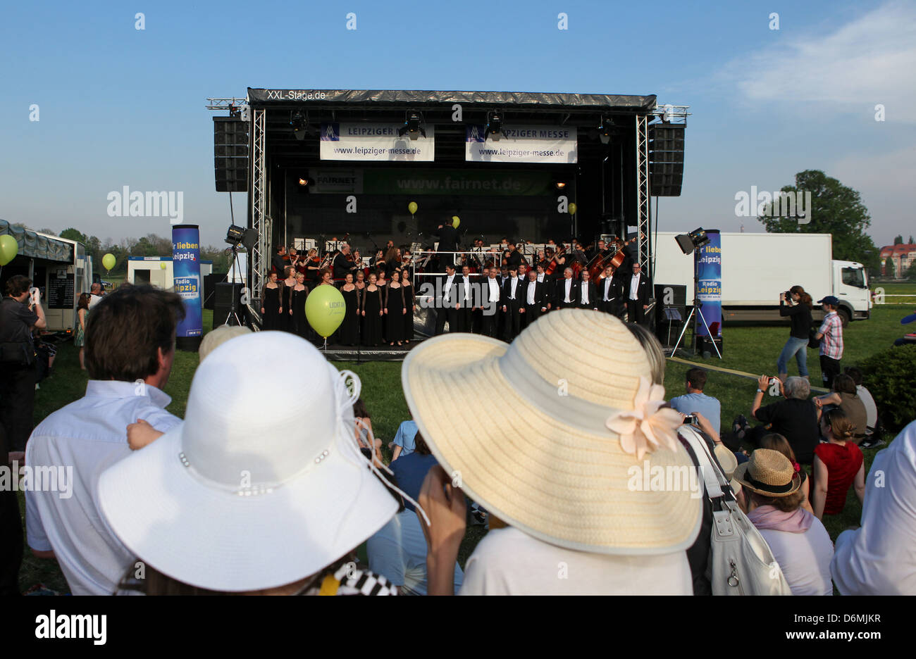 Leipzig, Deutschland, höre die Leute bei einem Konzert im freien Stockfoto