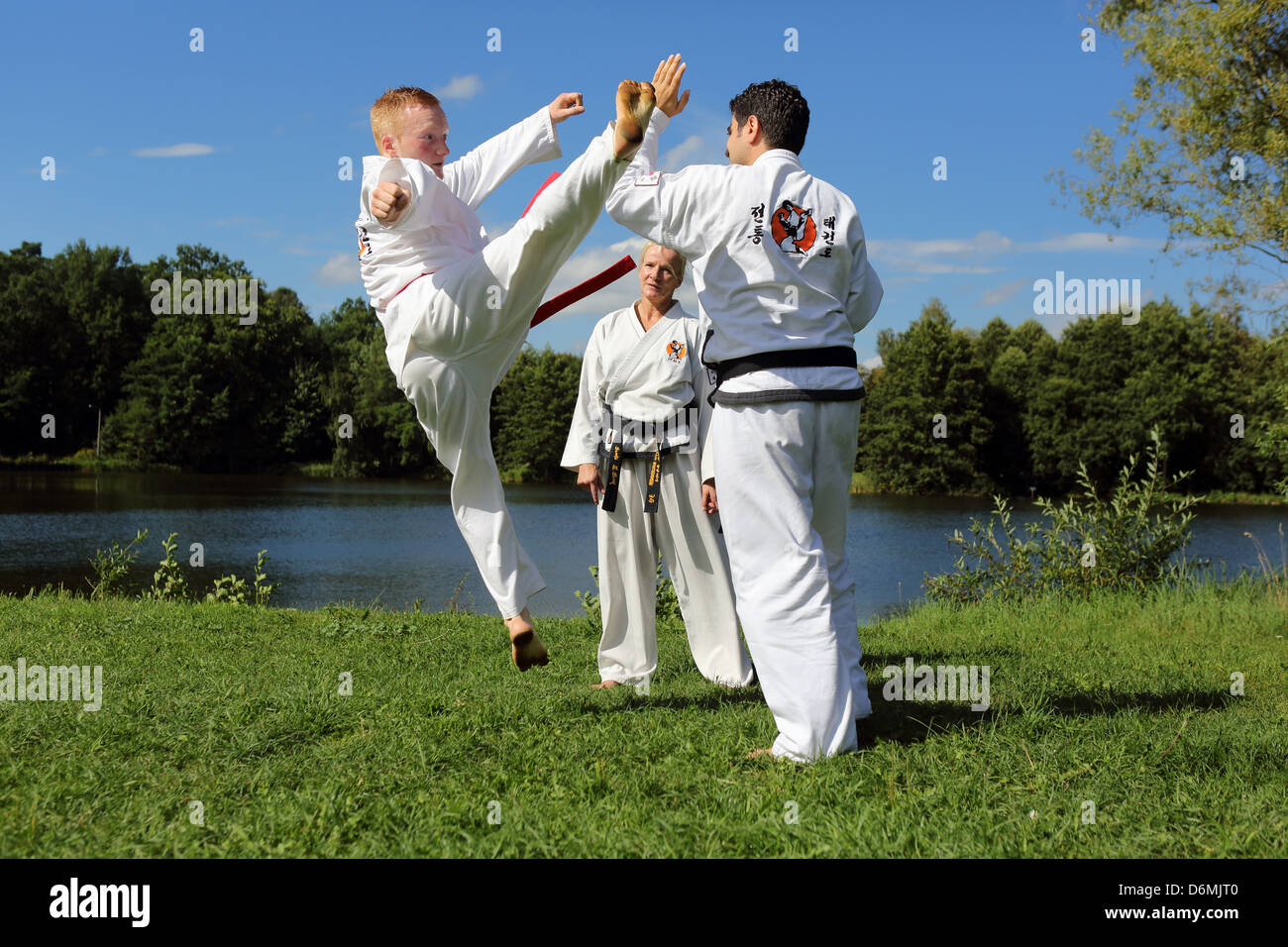Emstal, Deutschland, Menschen in einem Taekwondo-Kurs in der Natur Stockfoto