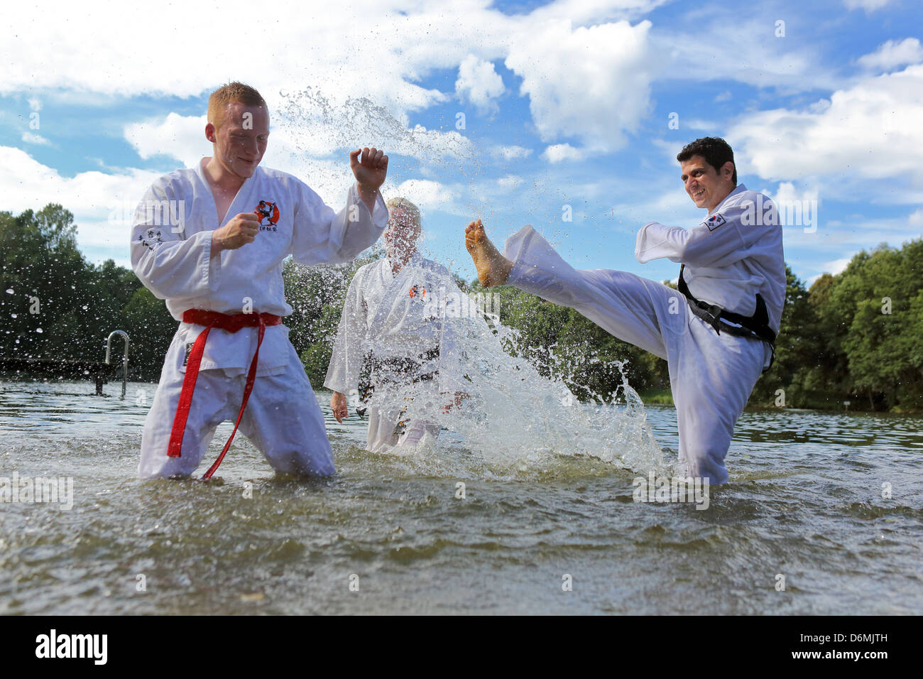 Emstal, Deutschland, Männer in einem Taekwondo natürlich Wasser Stockfoto