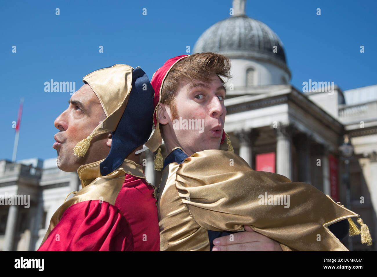 London, UK. 20. April 2013. Im Bild: Court Jesters Unheil verursacht und unterhalten das Publikum. Tausende von Londonern gefeiert Str. Georges Tag (23. April) auf dem Trafalgar Square, die in rot und weiß geschmückt war. Foto: Nick Savage/Alamy Live-Nachrichten Stockfoto