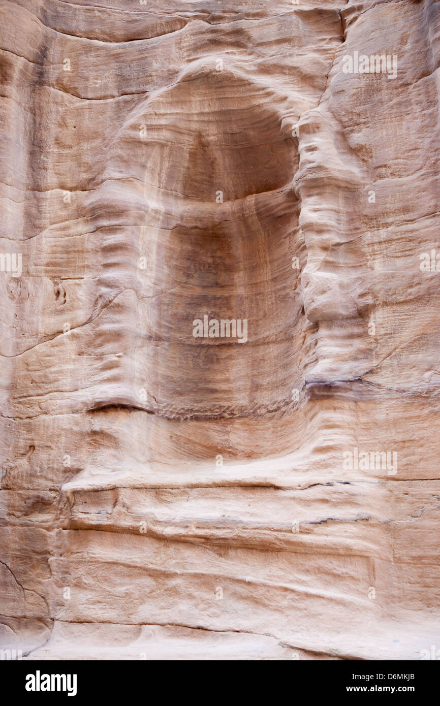 Schnitzen in den rosa Stein von Petra, Jordanien, eine erste Jahrhundert verlorene Stadt Stockfoto
