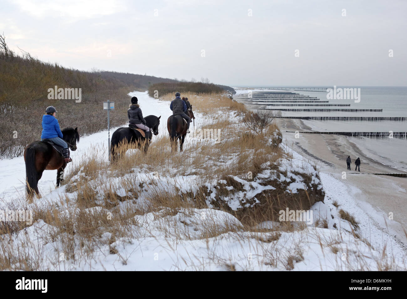 Wustrow, Deutschland, tun Leute im Winter für eine Fahrt entlang der Küste Stockfoto