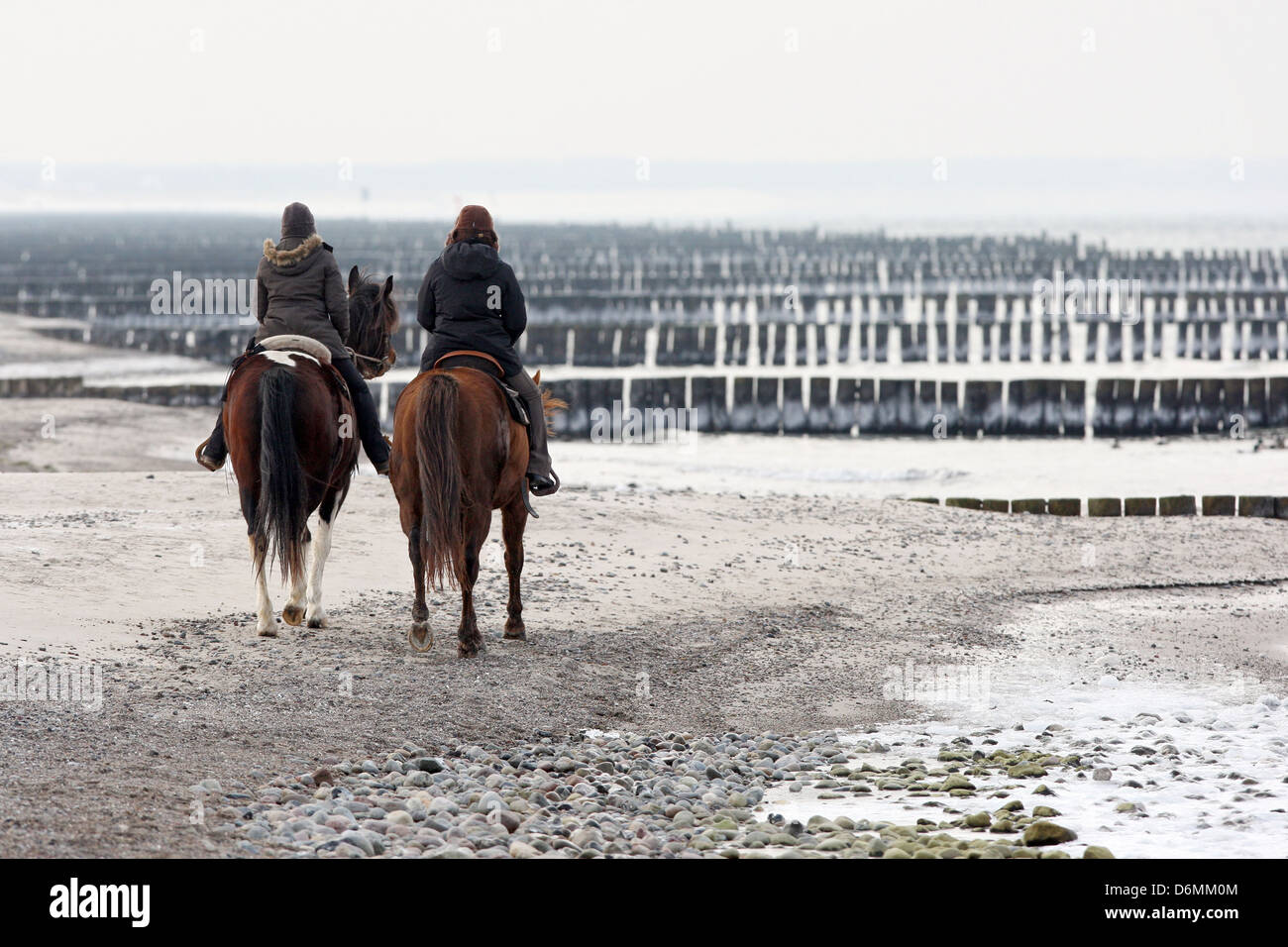 Wustrow, Deutschland, Frauen machen im Winter, eine Fahrt auf dem Strand Stockfoto