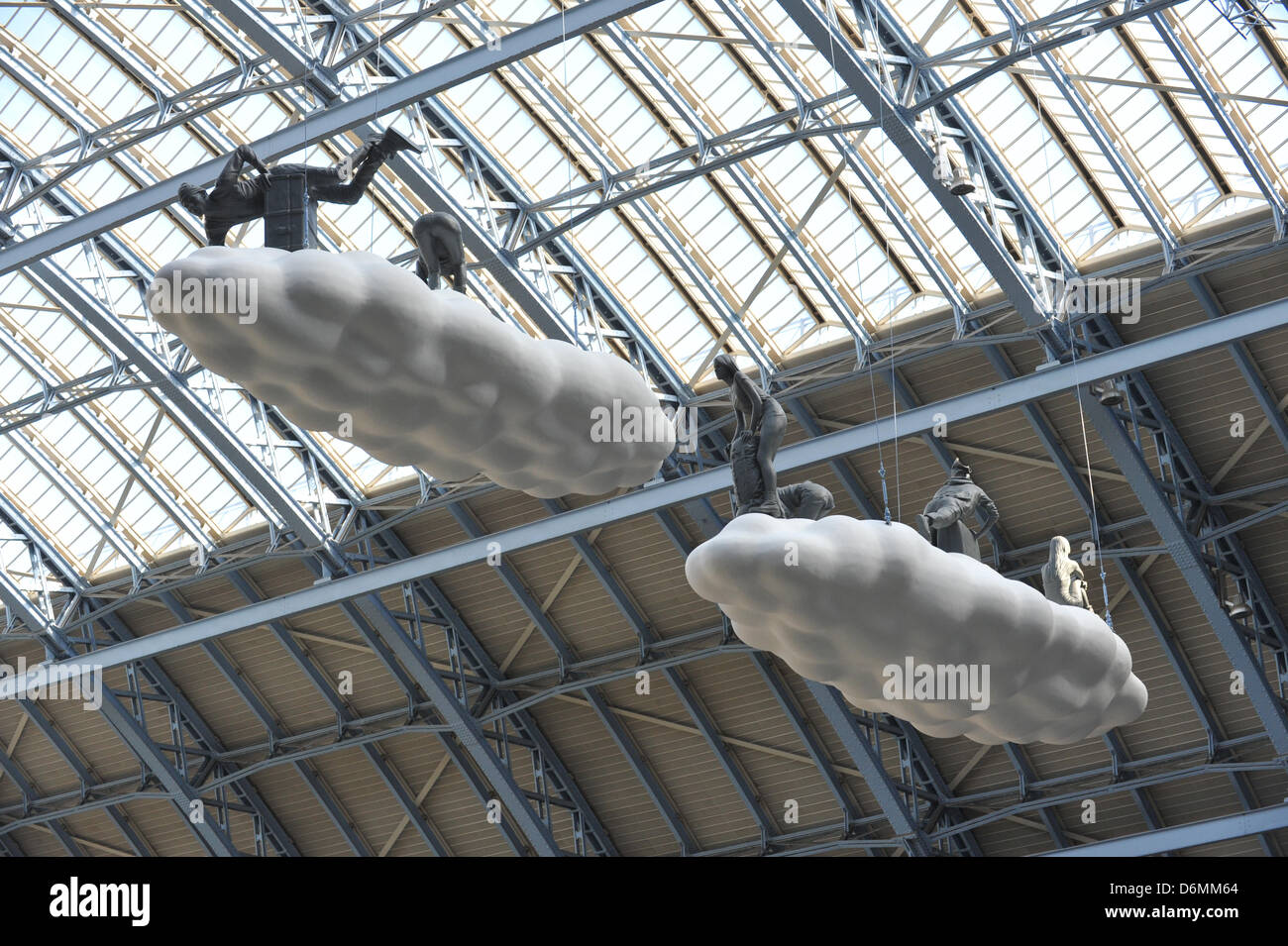 St Pancras Station, London, UK. 20. April 2013.  Cloud: Meteros. Eine riesige 15 Meter Wolke Installation an St. Pancras International Station in London vorgestellt. Die Arbeit von Mann und Frau Team Lucy und Jorge Orta erstellt wurde oberhalb der Station Grand Terrasse platziert. Cloud: Meteoros ist das erste Kunstwerk in einer Reihe von "Terrasse Drähte" Stücke von HS1 Ltd für den Raum - die wurde beauftragt, die Olympischen Ringe im vergangenen Sommer nach Hause. Bildnachweis: Matthew Chattle/Alamy Live-Nachrichten Stockfoto