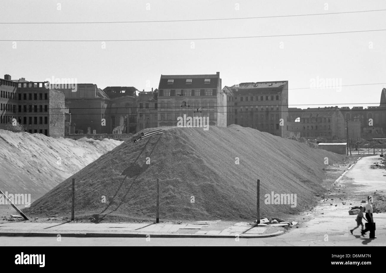 Berlin, Deutschland, Berge von Sand auf einem Brachland in der Stresemannstraße Stockfoto