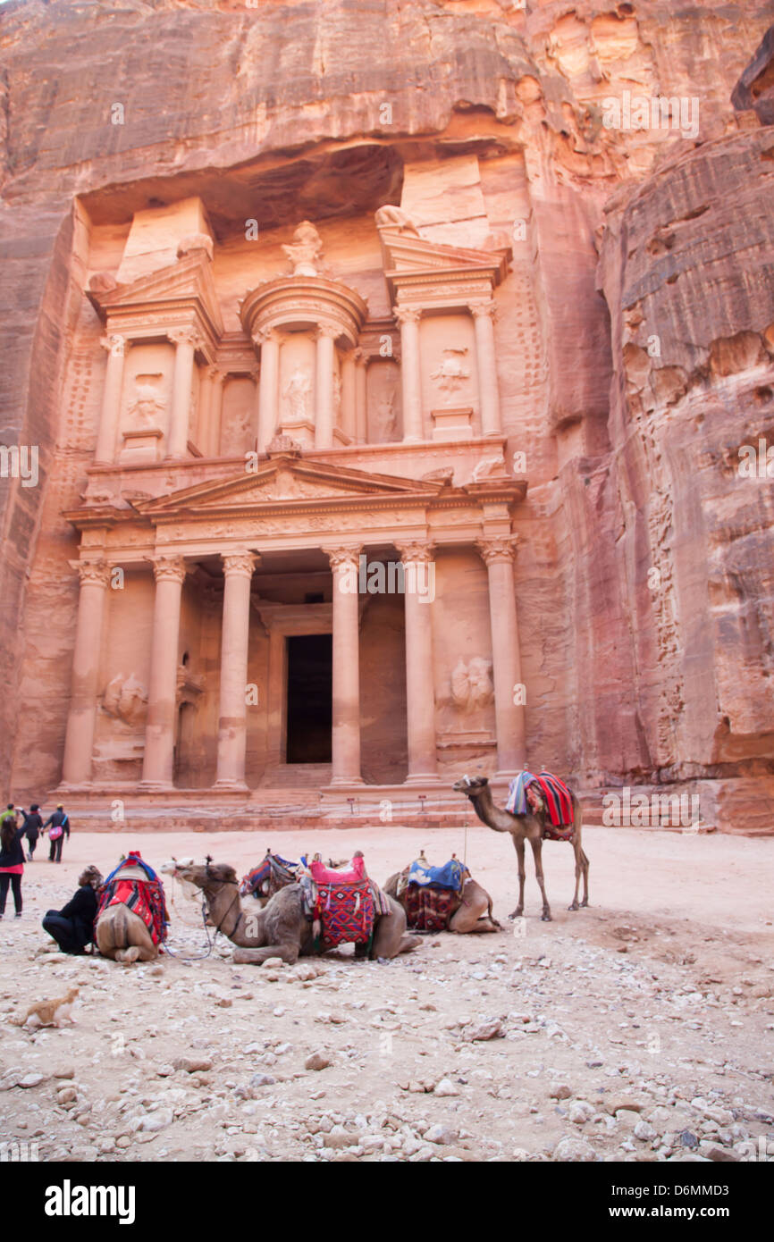 1. Jahrhundert verloren Stadt Petra, Jordanien, mit Kamelen im Vordergrund und Touristen im Hintergrund Stockfoto