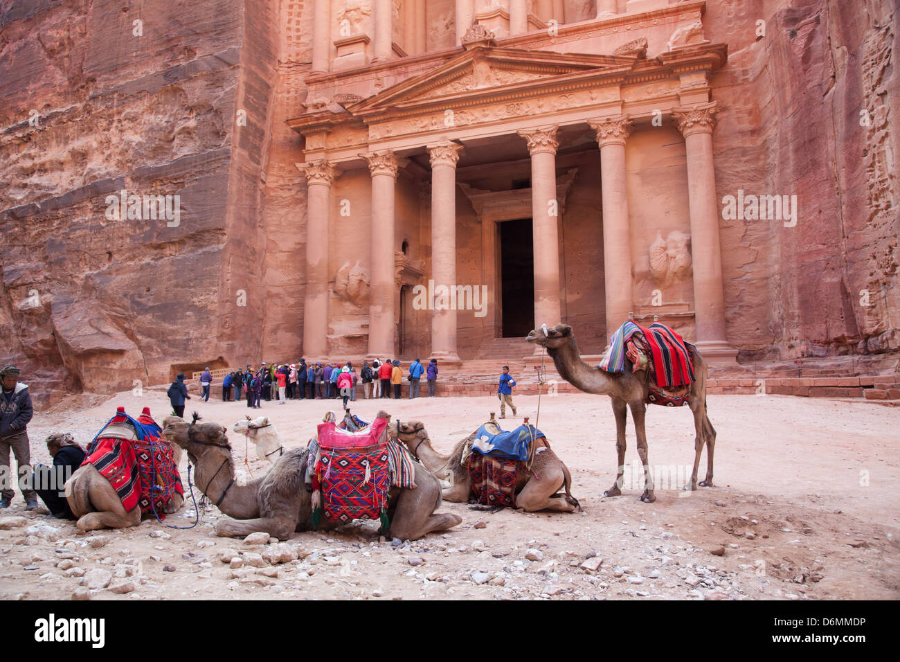 1. Jahrhundert verloren Stadt Petra, Jordanien, mit Kamelen im Vordergrund und Touristen im Hintergrund Stockfoto