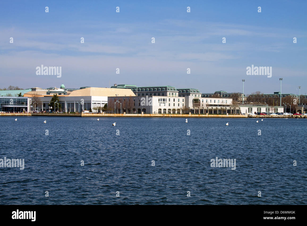 Skyline des Campus der United States Naval Academy befindet sich in Annapolis, Maryland, wie über den Severn River aus gesehen. Stockfoto