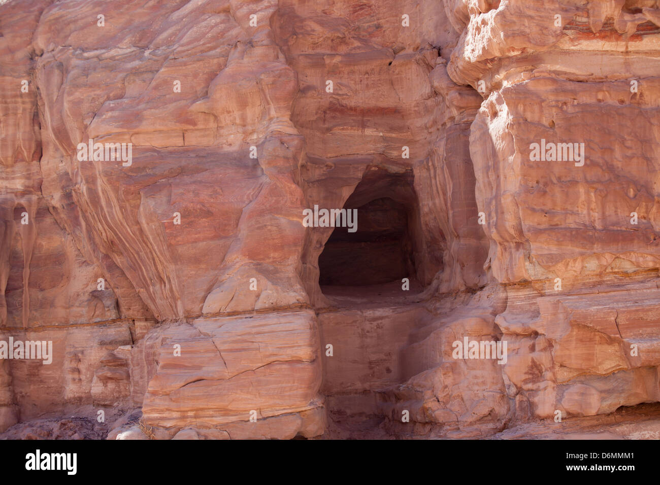 Verloren ersten Jahrhundert Stadt Petra, Jordanien, geschnitzt aus rotem Stein und eine moderne Wunder und touristische Destination und Abenteuer Stockfoto