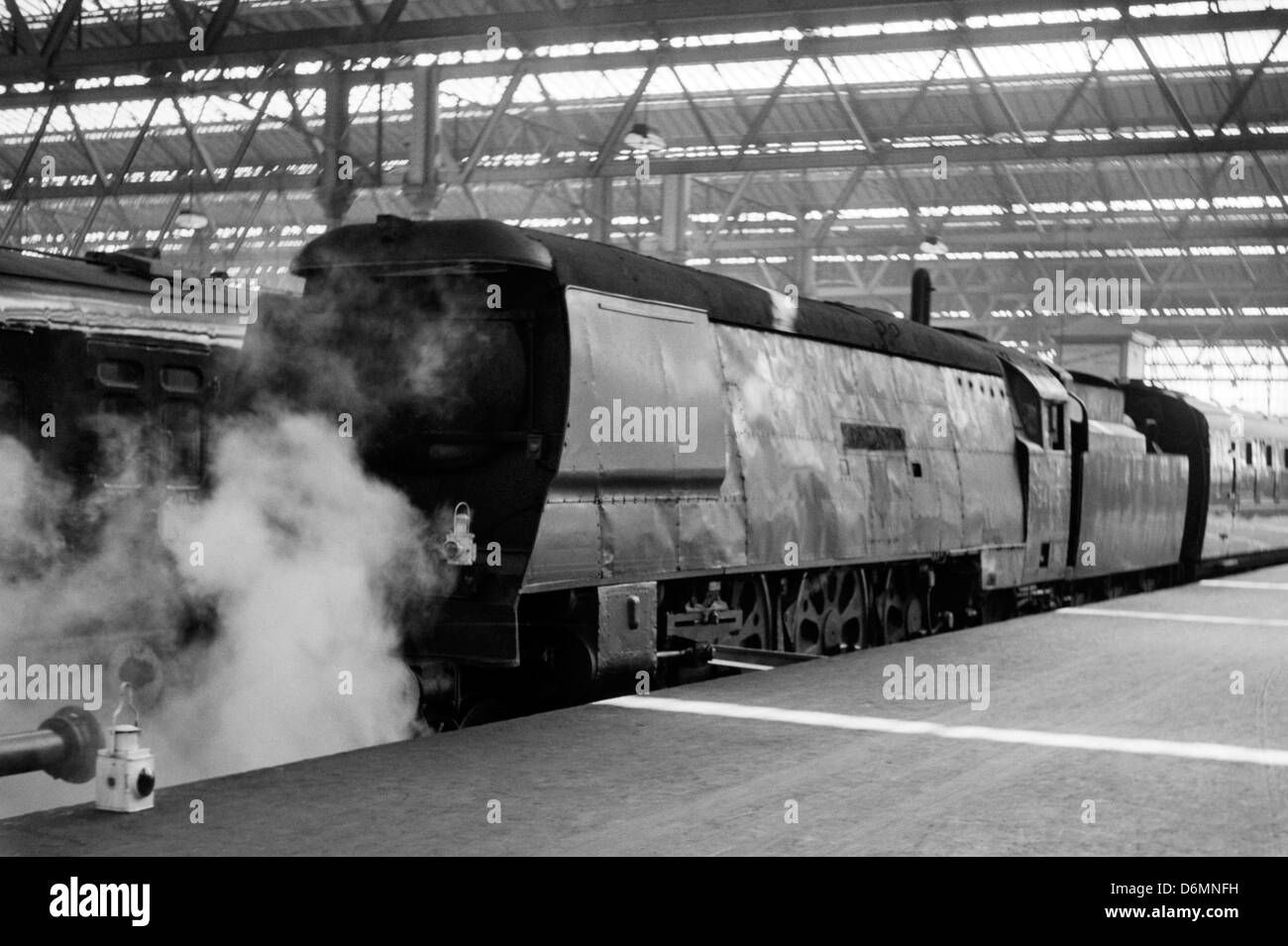 unbekannte Westengland Klasse Dampf Lok stehen in der Station der 1960er Jahre Stockfoto